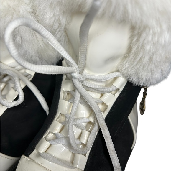 Stylish Women's Black and White Fur-Lined Boots - Picture 12 of 12